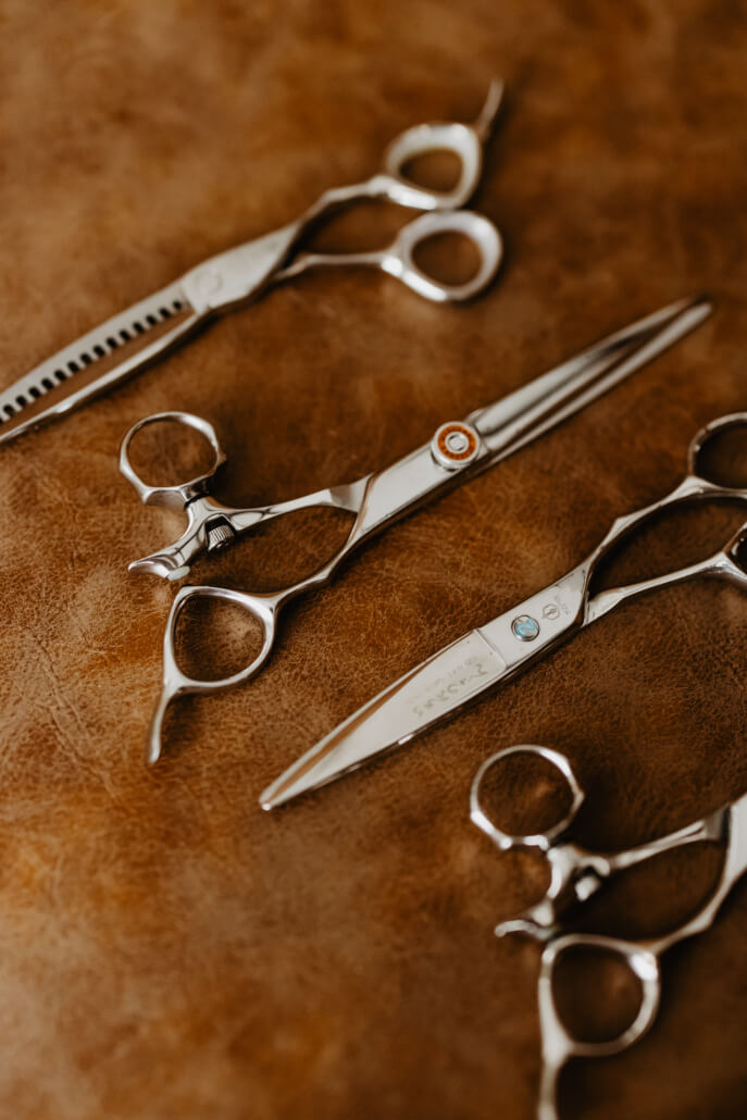 Scheren – Paulina Sopie Kreuser Fotos von Friseurscheren im Hochformat mit Schärfentiefe